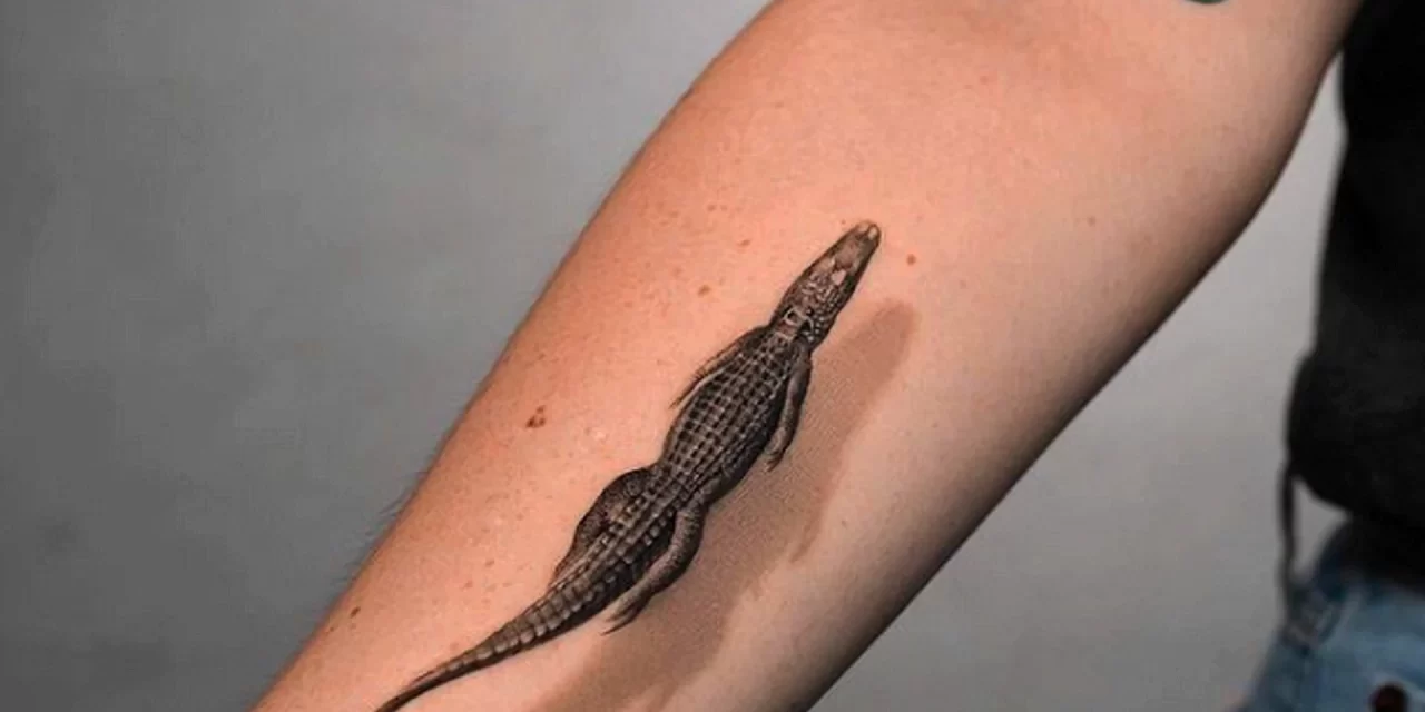 Фото татуировки с летящим или плывущим аллигатором стала вирусной