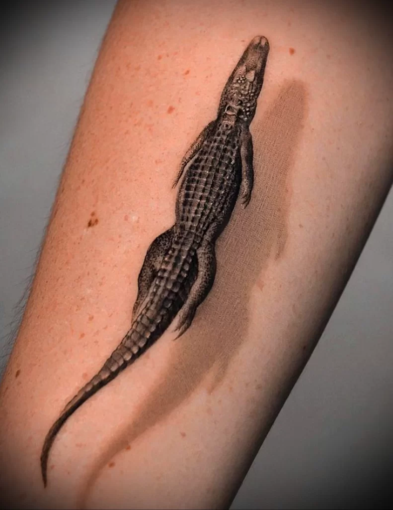 Фото татуировки с летящим или плывущим аллигатором стала вирусной - tatufoto.com фото для статьи 22122022 2