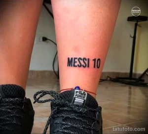 Фото тату с надписью 'Messi 10' черным цветом на лодыжке. Минималистичный рисунок татуировки для поклонников футбола.