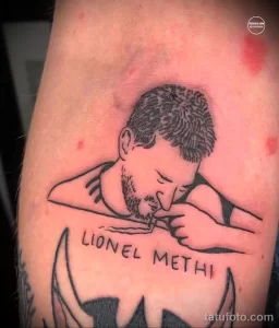 Фото тату, изображающее Лионеля Месси в задумчивой позе, с подписью 'Lionel Methi'. Черно-белое изображение с минималистичным стилем.
