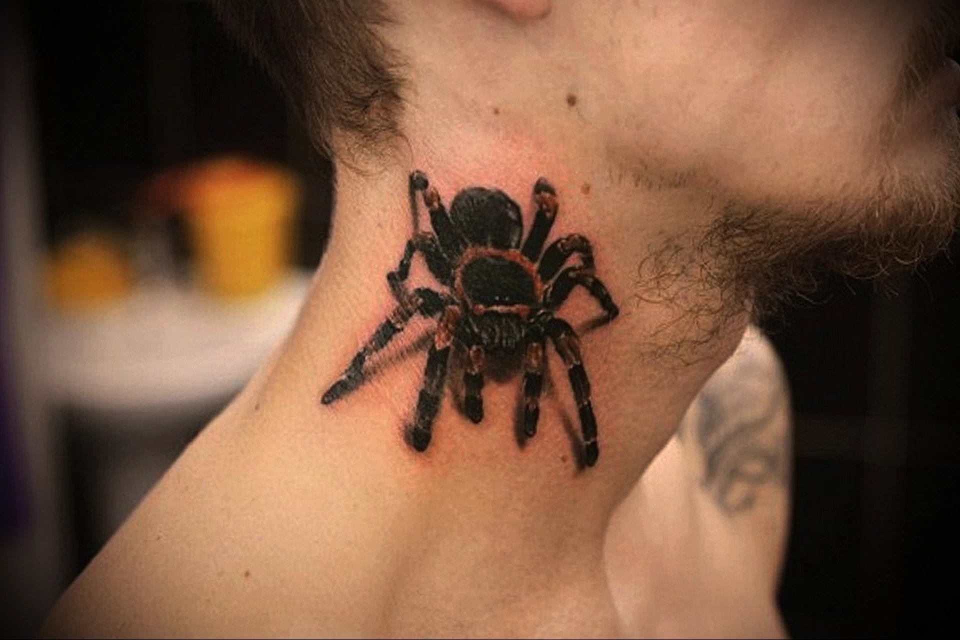 Тату паук у мужчины. Тату паук. Тату паук на шее. Тату паук мужские. Татуировки на шее для мужчин.