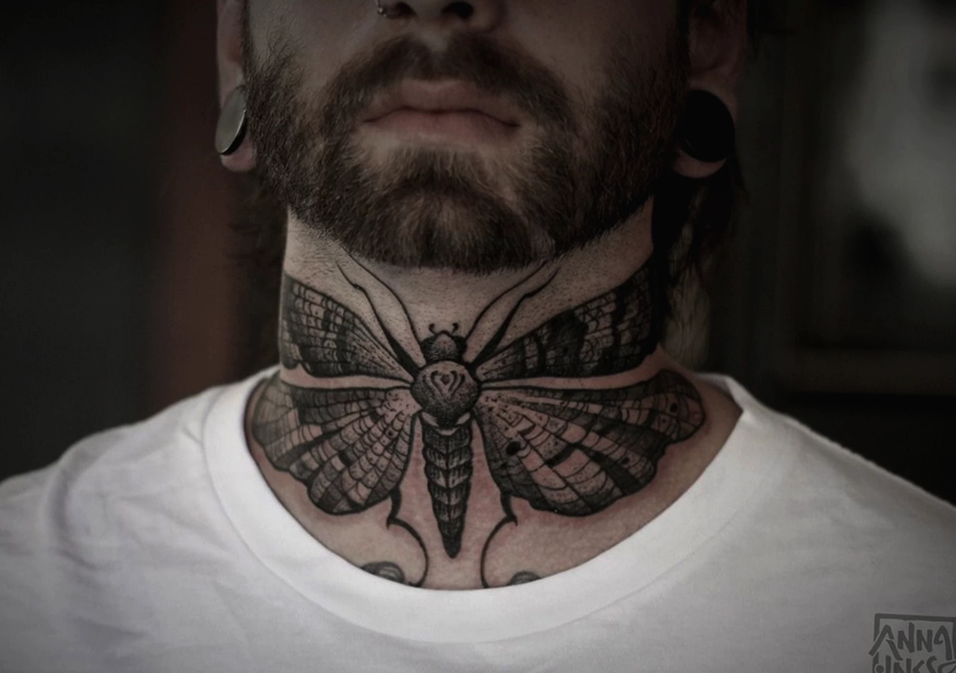 Тату бабочки мужчина. Татуировки на шее. Татуировки мужские на шее. Крутые тату на шее. Тату мотылек на шее.