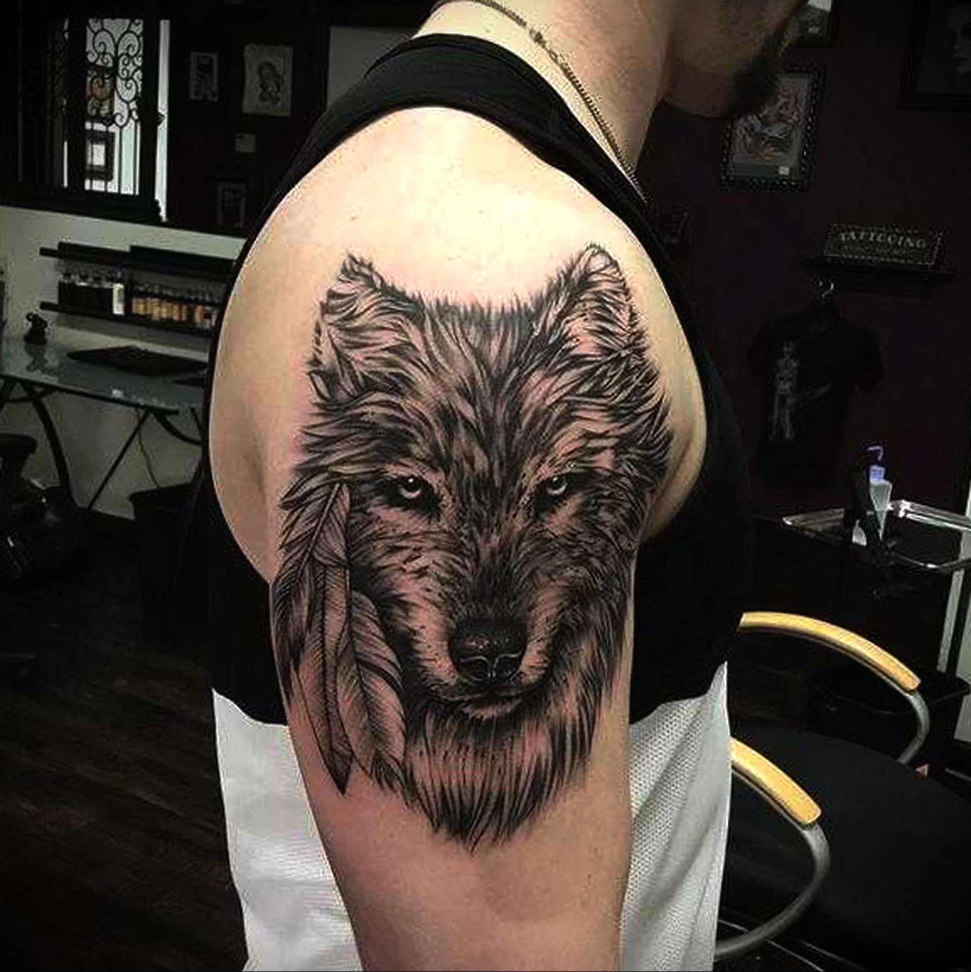 Волк на плечо мужские. Татуировка волка на плече. Татуировки мужские на плече волк. Тату Волков на плече. Тату Волков на плече мужские.