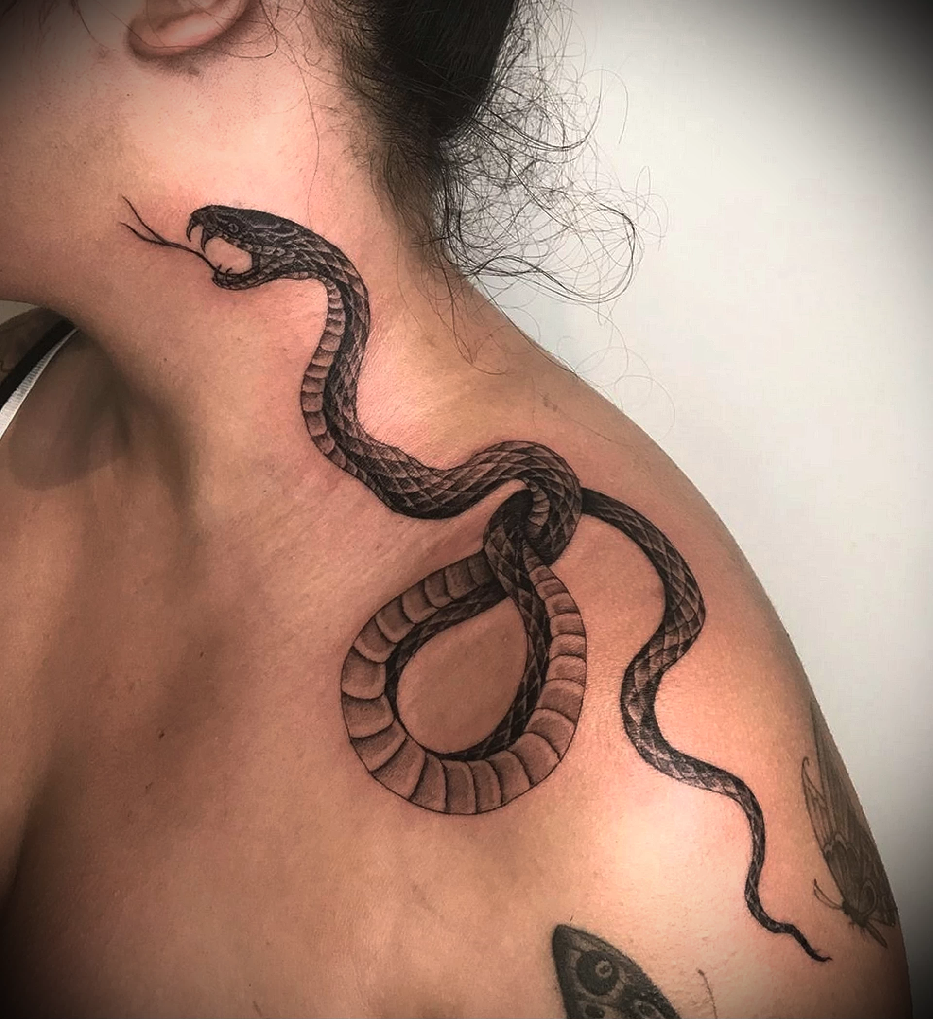 Татуировки змеи для девушек. Тату змея. Тату змеи на шее. Тату змея на шее для девушек. Тату змея на руке девушки.