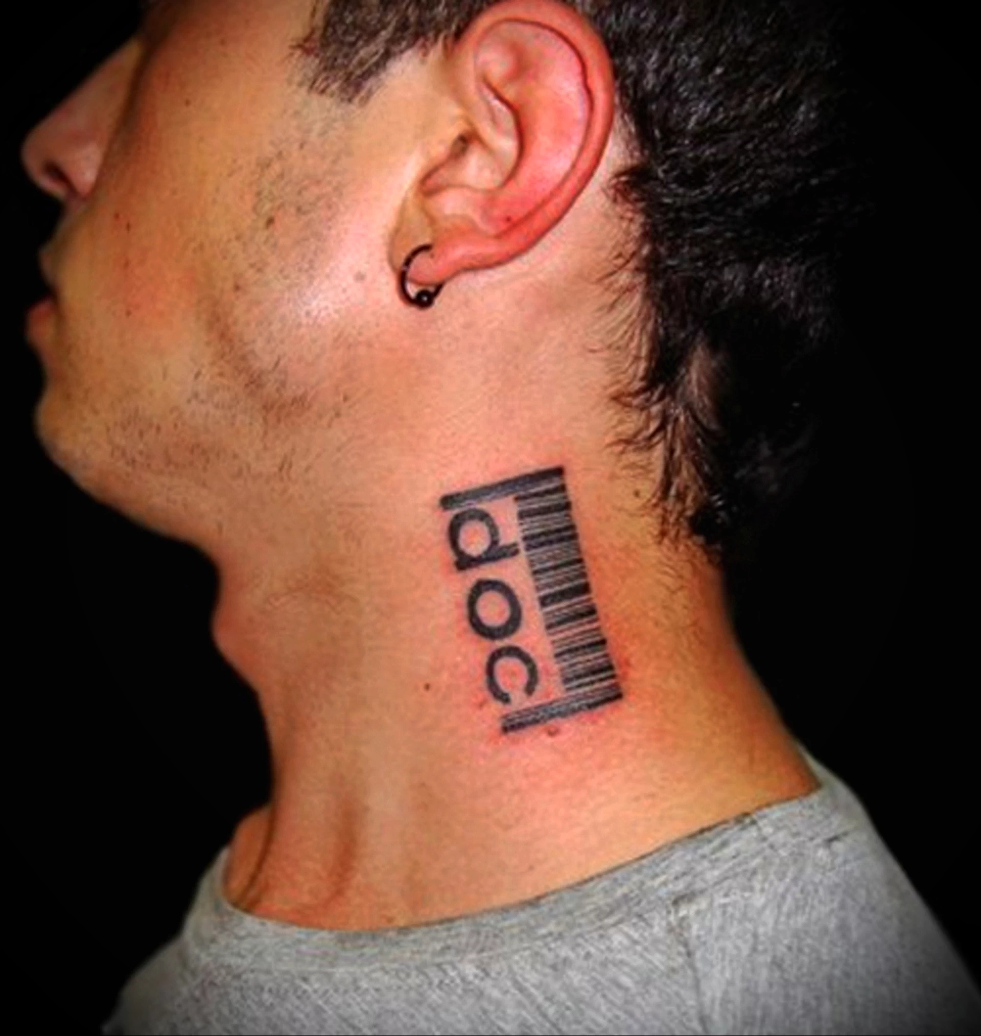 Надписи на шею мужские. Тату на шее. Татуировка штрих код на шее. Татуировки для мужчин на шее штрих код. Татуировки мужские на шее.