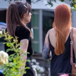 Фото тату на руке с изображением луны, ветвей деревьев и загадочного глаза. Преобладают синие, фиолетовые и розовые оттенки.