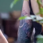 Крутая цветная татуировка с ловцом снов на левой руке молодой девушки 6