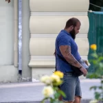 Мужчина и женщина с татуировками на правых руках 3