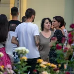 Фото тату на руке мужчины, идущего по улице. Рисунок татуировки выполнен в темных тонах, изображает абстрактный узор. Идеально для поиска идей для тату.