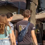 Фото тату на шее мужчины: татуировка в виде яркого рисунка, напоминающего абстрактную композицию или изображение цветка.