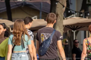 Фото тату на шее мужчины: татуировка в виде яркого рисунка, напоминающего абстрактную композицию или изображение цветка.