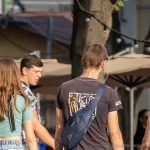 Фото тату на шее и руке мужчины: татуировка в виде яркого рисунка на шее и татуировки на руке.