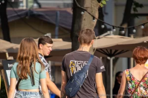 Фото тату на шее и руке мужчины: татуировка в виде яркого рисунка на шее и татуировки на руке.