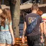 Фото тату на шее и руке мужчины: татуировка в виде яркого рисунка на шее и татуировки на руке.