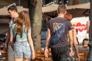 Фото тату на шее и руке мужчины: татуировка в виде яркого рисунка на шее и татуировки на руке.