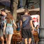 Фото тату на шее и руке мужчины: татуировка в виде яркого рисунка на шее и татуировки на руке.