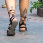 Смешные татуировки с девушками зомби внизу ног молодой девушки 5