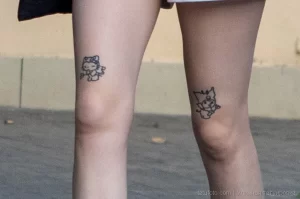 Фото парных тату на коленях: два рисунка Hello Kitty, выполненные в черном цвете. Милый и игривый дизайн.