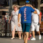 Фото тату на ногах мужчины: мультяшный персонаж и иероглифы. Небольшие, яркие татуировки, выполненные в разных стилях. Эскиз татуировки на икре.