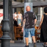 Фото тату на руке мужчины: японский стиль, дракон, волны, черные и белые цвета, детальная проработка, мастерская работа.