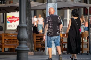 Фото тату на руке мужчины: японский стиль, дракон, волны, черные и белые цвета, детальная проработка, мастерская работа.