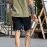 Татуировка с персонажем мультика Пикачу внизу ноги парня 13