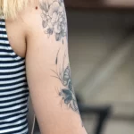 Татуировка с цветами на правом плече и руке девушки 23