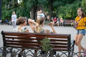 Фото тату: черно-серая татуировка с изображением цветов и птиц на руке девушки. Детализированный рисунок с элементами ботанической иллюстрации.