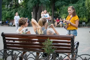 Фото тату: черно-серая татуировка с изображением цветов и птиц на руке девушки. Детализированный рисунок с элементами ботанической иллюстрации.