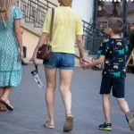 Татуировка со спиралью и красно синими кляксами на запястье левой руки девушки 7
