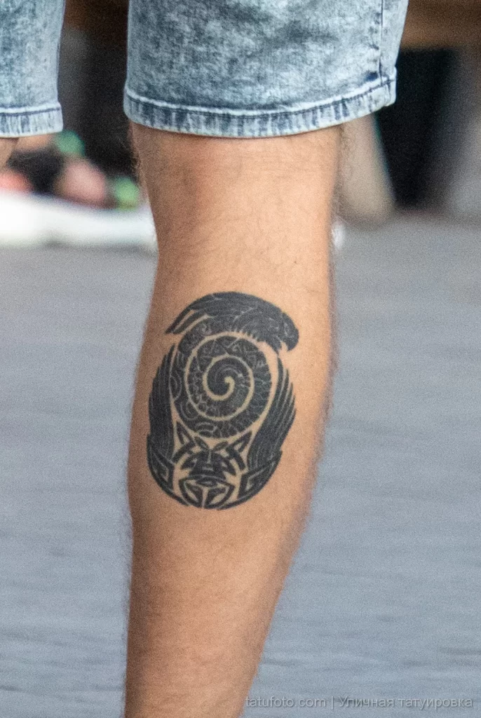 Татуировка со спиралью и узорами внизу правой ноги парня 3