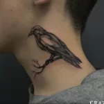 Фото ворон на шее тату 23.01.23 №0001 - tatufoto.com