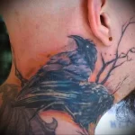 Фото ворон на шее тату 23.01.23 №0007 - tatufoto.com