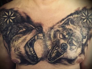 Фото татуировки с двумя головами медведей, выполненной в технике blackwork с использованием точечной штриховки и звездными узорами на груди.