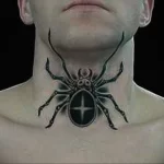 Фотография реалистичной татуировки паука на шее мужчины. Детализированный рисунок с четкими контурами и проработкой текстуры тела паука.