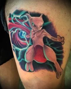 Фото тату на ноге: красочный рисунок покемона Mewtwo, окруженного электрическими разрядами и спиралями энергии.