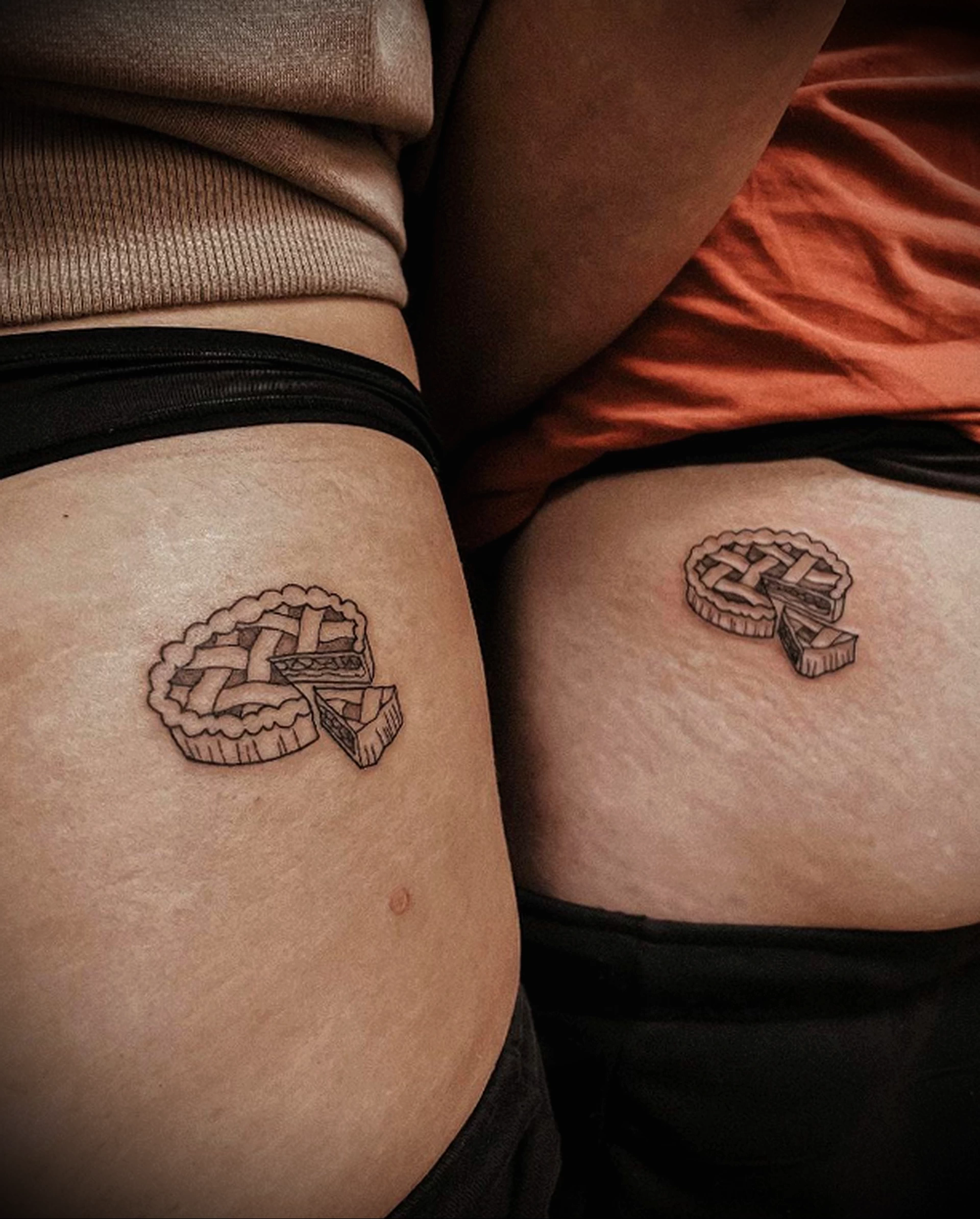 Фото пример татуировки с рисунком пирога 24.01.23 №0029 - tatufoto.com