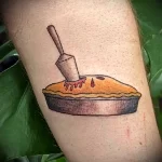 Фото пример татуировки с рисунком пирога 24.01.23 №0034 - tatufoto.com