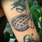 Фото пример татуировки с рисунком пирога 24.01.23 №0036 - tatufoto.com