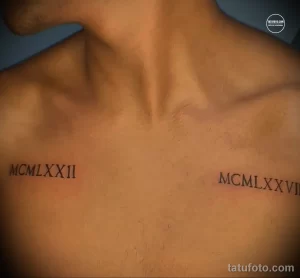 Фото тату римскими цифрами MCMlXXII и MCMLXXVI на мужской груди. Минималистичный дизайн, черные чернила, четкие линии. Идея для татуировки.