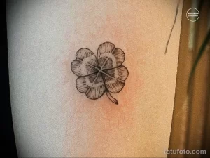 Фото тату четырехлистного клевера, выполненного в технике dotwork. Детализированный рисунок татуировки с использованием множества точек.