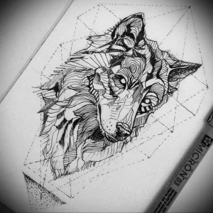 Черно-белый эскиз татуировки волка, выполненный в технике line work. Голова волка изображена с множеством тонких линий и штрихов.