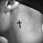 Фото тату крест на шее 23.01.23 №0016 - tatufoto.com