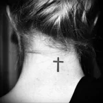Фото тату крест на шее 23.01.23 №0018 - tatufoto.com