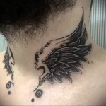 Фото тату крылья на шее 23.01.23 №0025 - tatufoto.com
