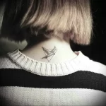 Фото тату ласточка на шее 23.01.23 №0005 - tatufoto.com