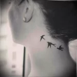 Фото тату ласточка на шее 23.01.23 №0014 - tatufoto.com