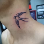 Фото тату ласточка на шее 23.01.23 №0022 - tatufoto.com