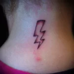 Фото тату молния на шее 23.01.23 №0004 - tatufoto.com