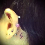 Фото тату молния на шее 23.01.23 №0007 - tatufoto.com